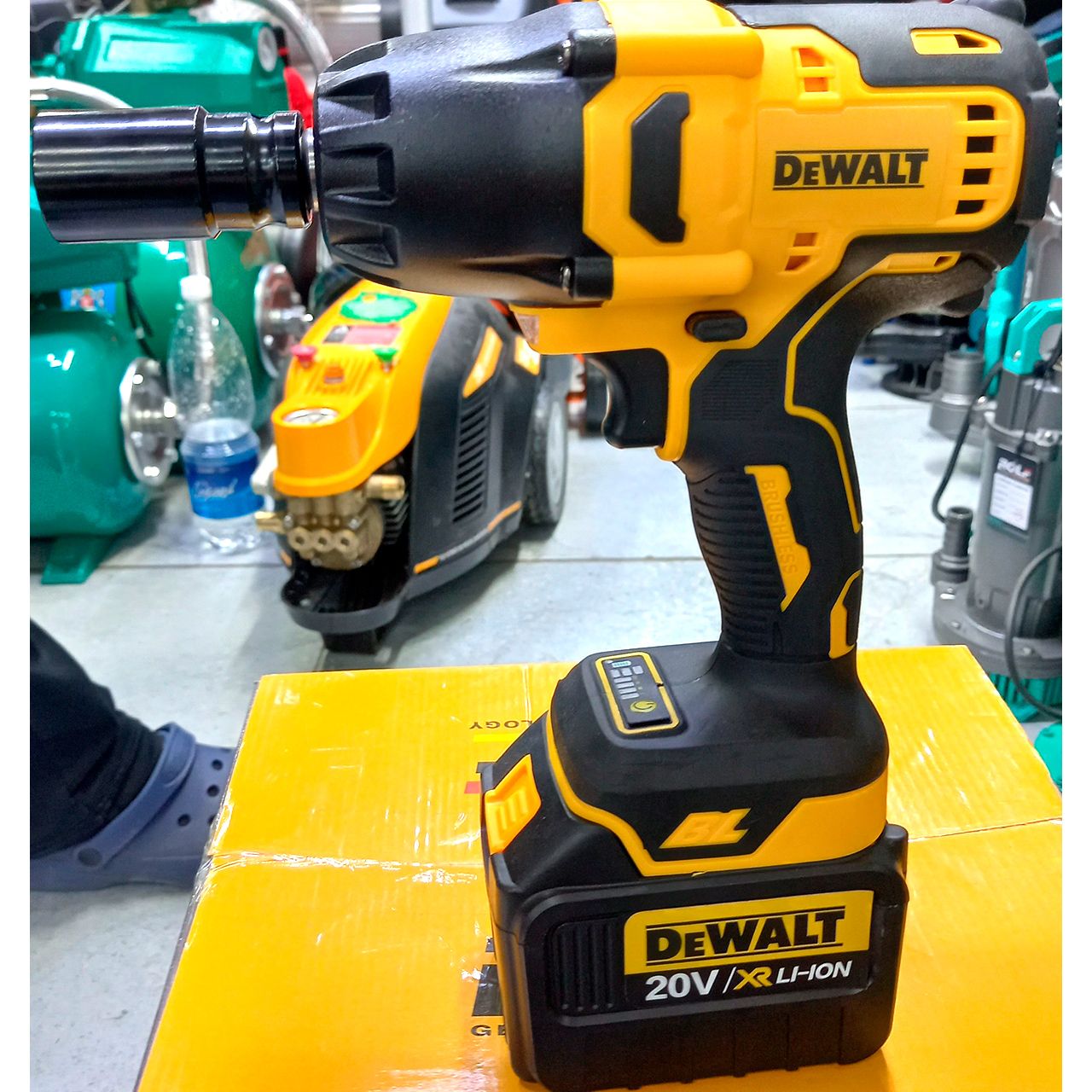 Гайковерт (импакт) DeWALT моментом силы 1000 Н∙м