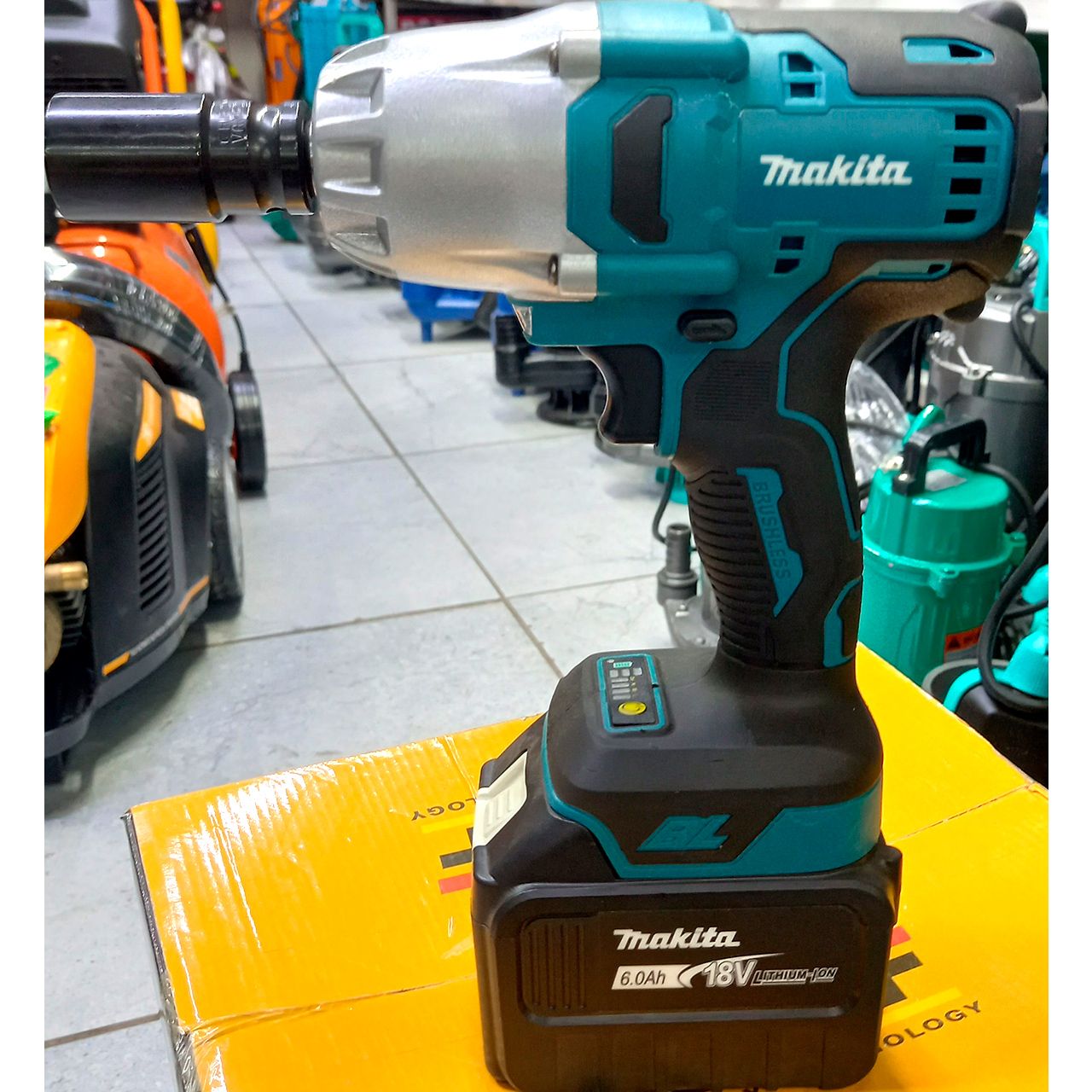 Гайковерт (импакт) Makita моментом силы 1000 Н∙м