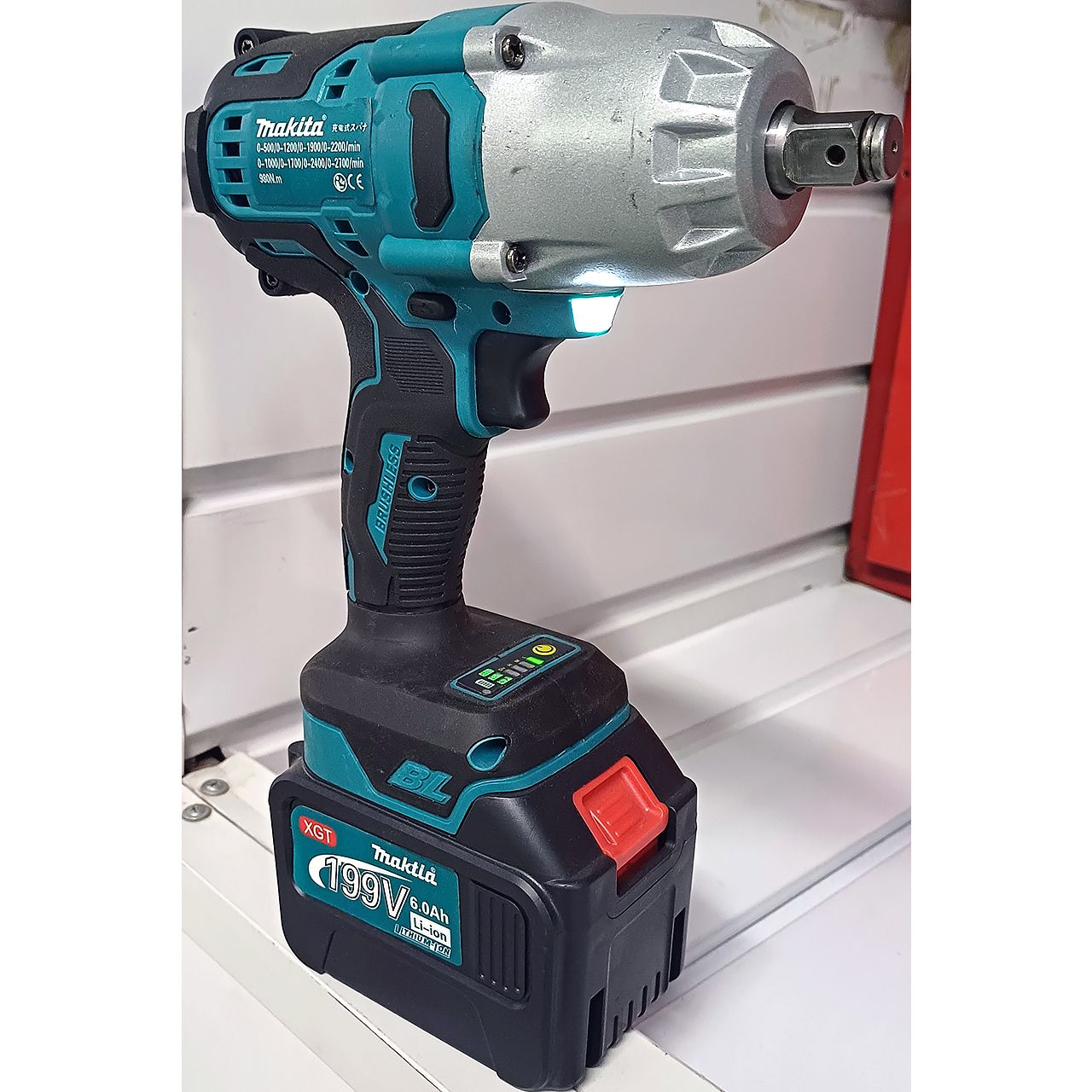 Гайковерт (импакт) Makita с моментом силы 980 Н∙м