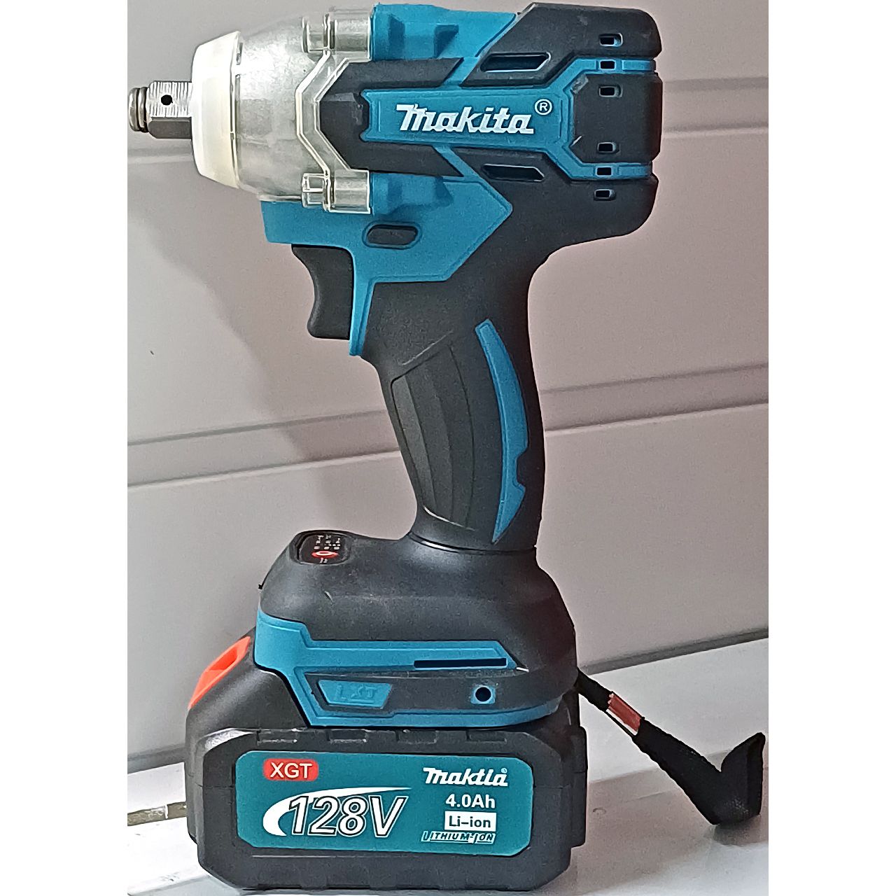 Гайковерт (импакт) Makita с моментом силы 380 Нм