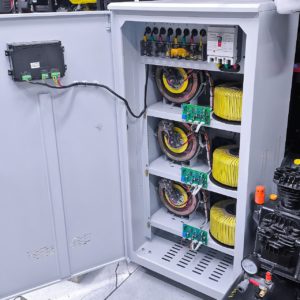 Трёхфазный стабилизатор напряжения BOSS мощностью 75 кВА