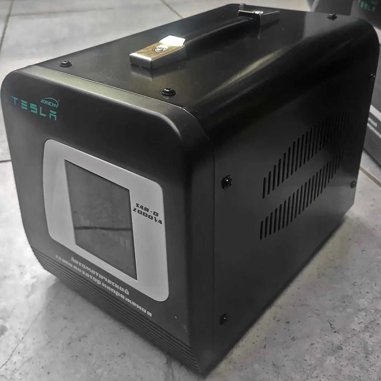 Однофазный стабилизатор напряжения Tesla мощностью 2000 ВА