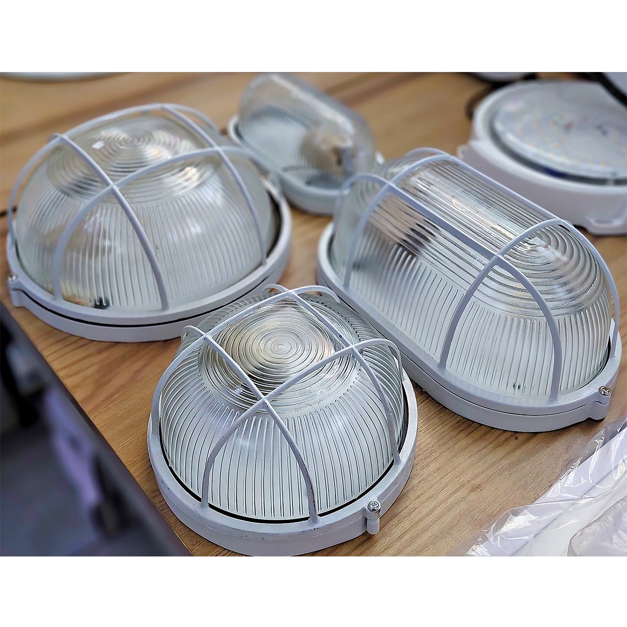 Светильники настенно-потолочные в ассортименте