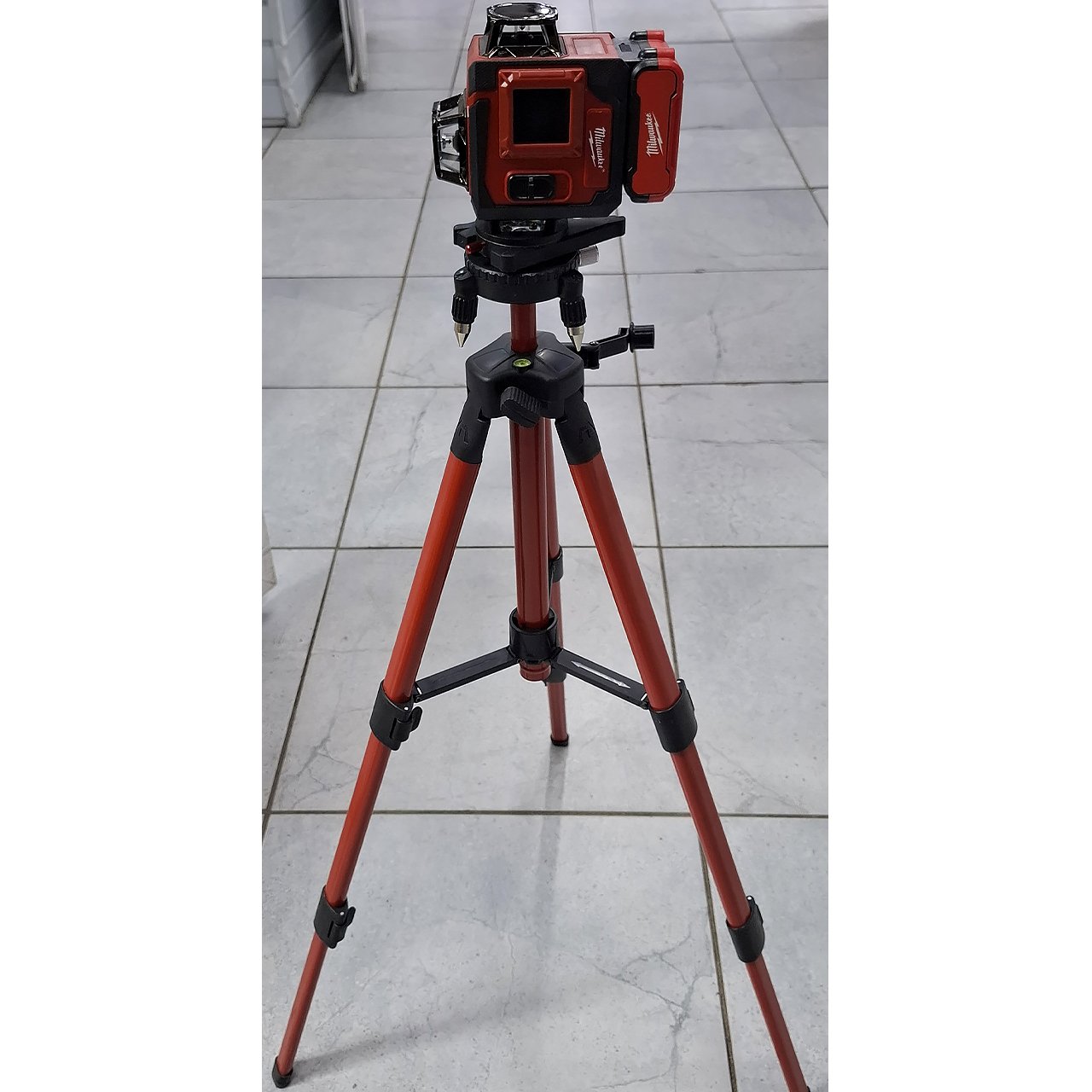 Лазерный уровень Milwaukee M18 (с треногой)